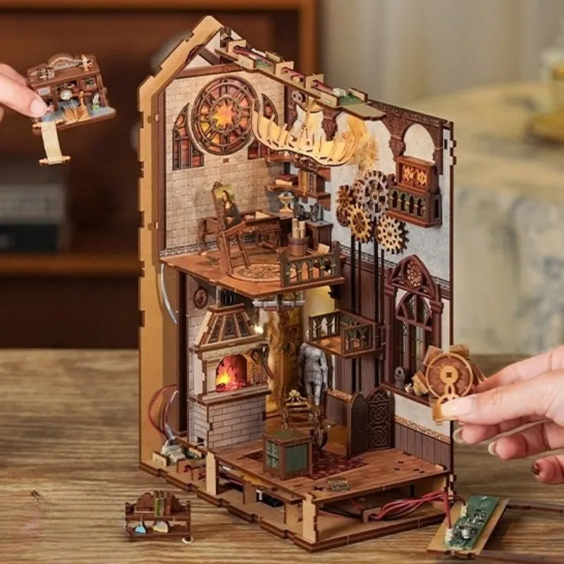 Leonardo Da Vinci book nook kit – detail view 4