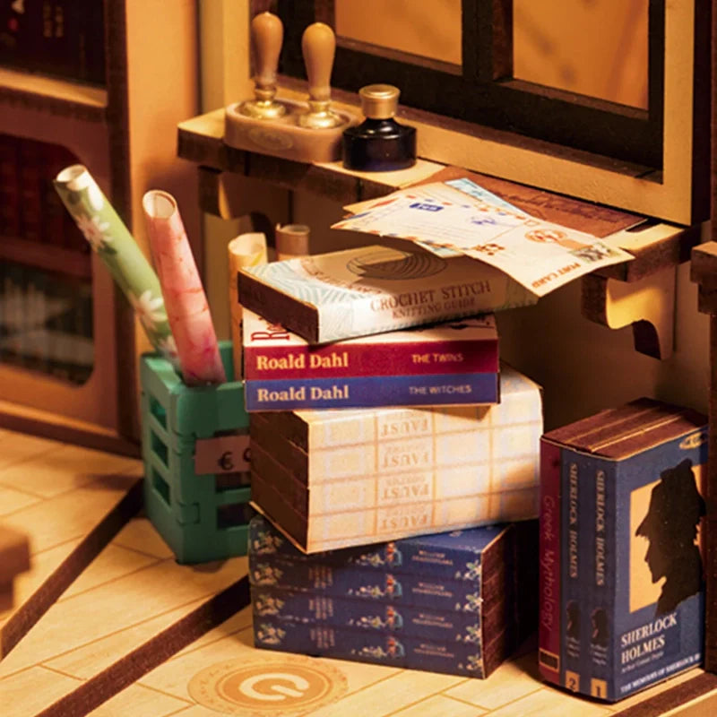 Shakespeare book nook kit – detail view 3
