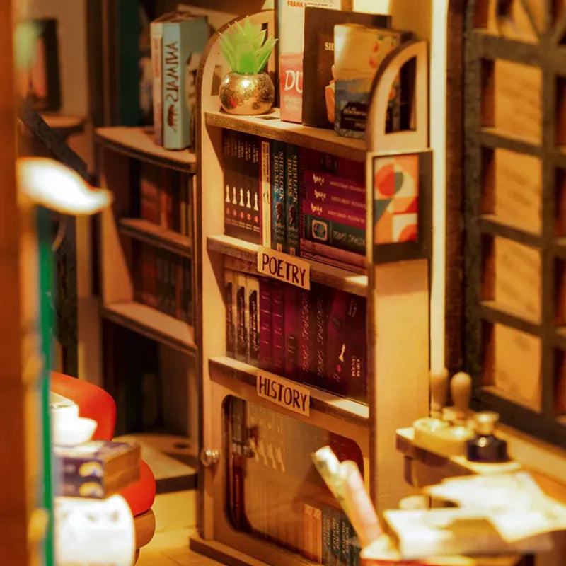 Shakespeare book nook kit – detail view 8