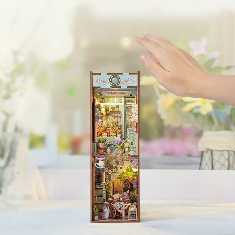 Flower Shop book nook kit – detail view 2