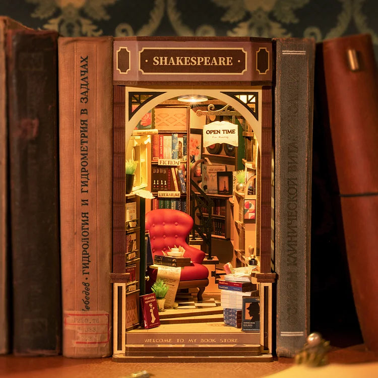 Shakespeare book nook kit – detail view 5